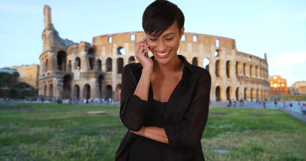 Африканская Женщина Отпуске Риме Разговаривает Смартфоне Возле Колизея — стоковое фото