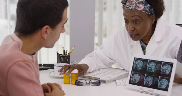Médico Negro Meia Idade Conversando Com Paciente Sobre Tomografias Medicação — Fotografia de Stock