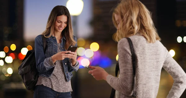 Pareja Atractivas Jóvenes Hembras Navegando Por Internet Entornos Urbanos — Foto de Stock