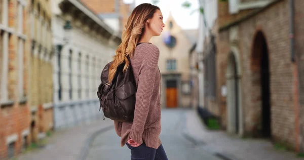 Atractiva Mujer Caucásica Deambulando Por Pequeña Calle Brujas — Foto de Stock