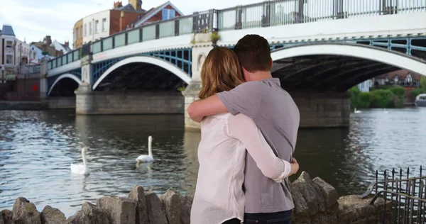 Vista Trasera Una Joven Pareja Casada Windsor Viendo Cisnes Orilla —  Fotos de Stock