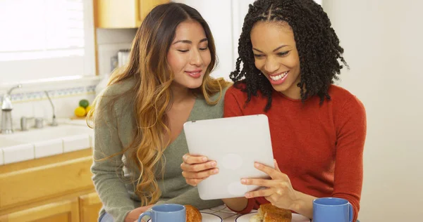 Duas Mulheres Melhores Amigos Tomando Café Manhã Usando Computador Tablet — Fotografia de Stock