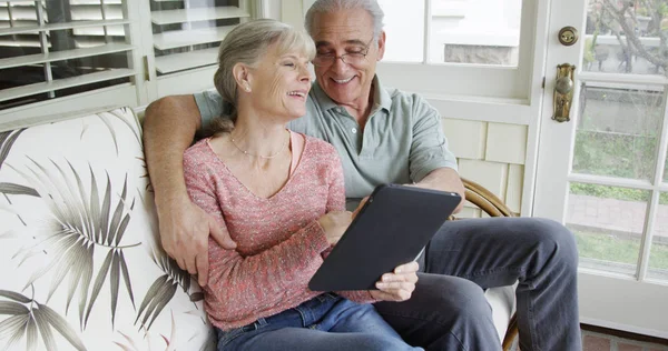 Couple Âgé Détendre Utilisant Une Tablette Sur Canapé Maison — Photo