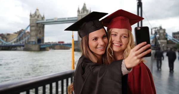 Para Kolegium Grads Biorąc Selfie Telefonu Studiach Londynie — Zdjęcie stockowe