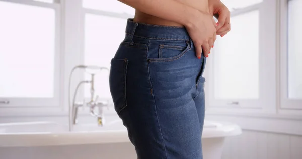 女性の浴室の中のジーンズを試着してのクローズ アップ — ストック写真