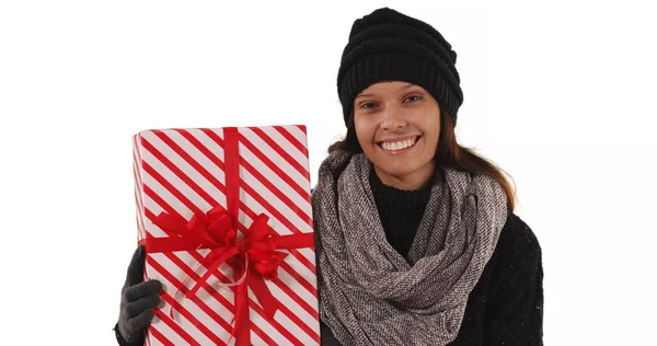 Πορτρέτο Του Ευτυχής Κορίτσι Καυκάσιος Κρατώντας Δώρο Χριστουγέννων Λευκό Φόντο — Φωτογραφία Αρχείου