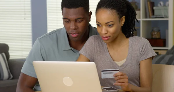 Felice Uomo Donna Afroamericani Che Fanno Acquisto Online Con Carta — Foto Stock