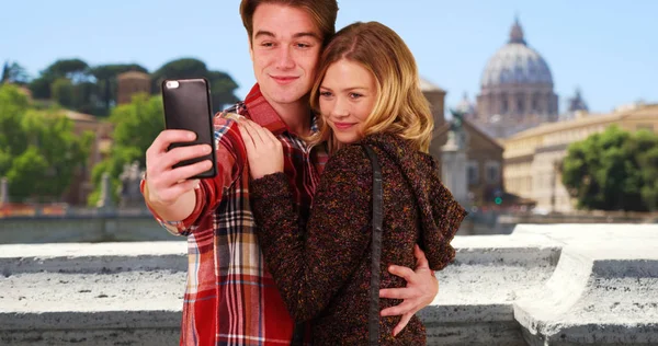 Feliz Pareja Joven Atractiva Tomando Selfies Divertidos Roma —  Fotos de Stock