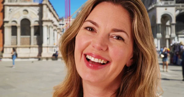 Kaukasische Frau Auf Der Piazza San Marco Lacht Und Lächelt — Stockfoto