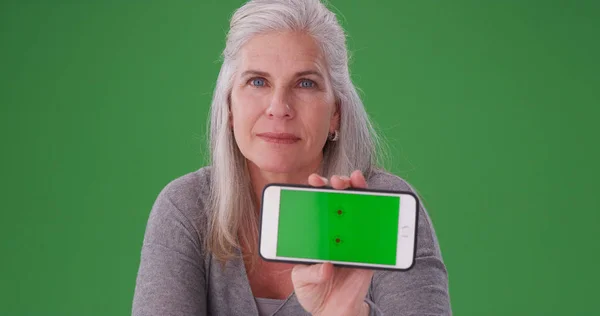 Ernsthafte Reife Weiße Dame Zeigt Handy Vor Kamera Auf Greenscreen — Stockfoto