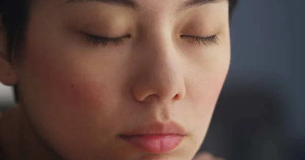 Close Mulher Chinesa Descansando Com Olhos Fechados — Fotografia de Stock