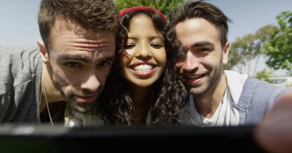 Retrato Amigos Hipster Étnicos Mixtos Tomando Selfie — Foto de Stock