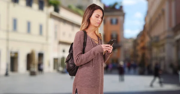 Frau Läuft Mit Karte Auf Smartphone Durch Die Straße — Stockfoto