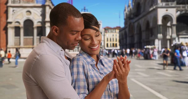 Hübsche Schwarze Frau Bewundert Neuen Verlobungsring Mit Verlobter Markusplatz — Stockfoto