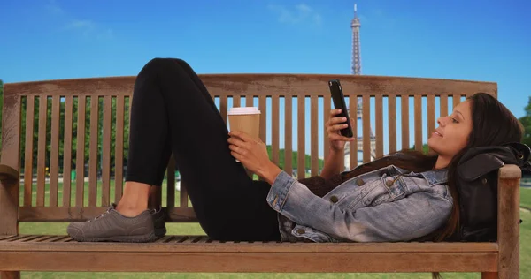 Caucásico Mujer Milenaria Acuesta Banco Del Parque Cerca Torre Eiffel — Foto de Stock