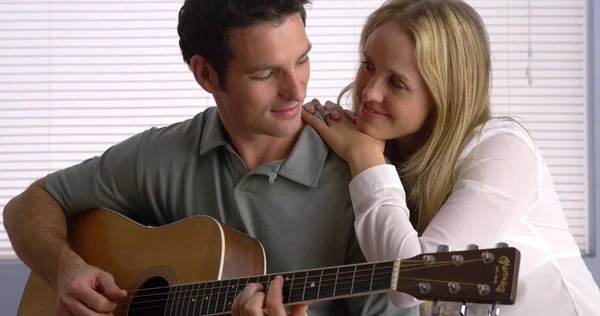 Homem Serenata Sua Namorada Com Sua Guitarra — Fotografia de Stock