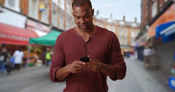 Modern Fekete Férfi Állt Londoni Brixton Textil Smartphone — Stock Fotó