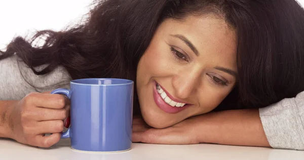 Mulher Mexicana Sorrindo Com Café — Fotografia de Stock