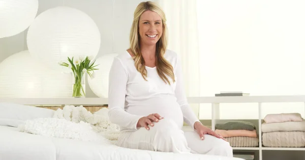 Schöne Schwangere Frau Sitzt Lächelnd Auf Dem Bett — Stockfoto