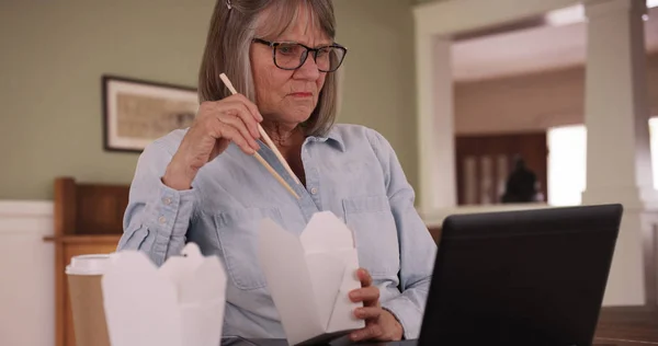 Retired Senior Woman Having Lunch Using Laptop Domestic Home Setting — Stock Photo, Image