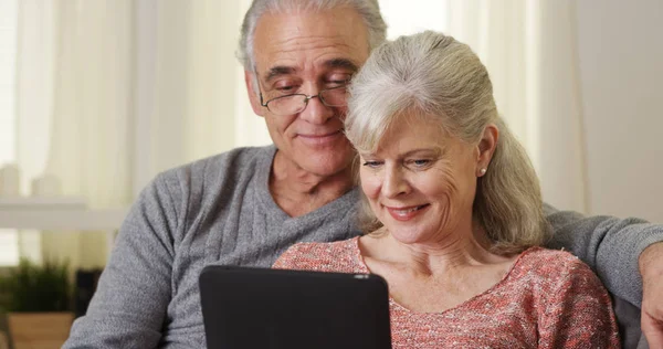 Mature Couple Using Tablet Couch — Stock Photo, Image