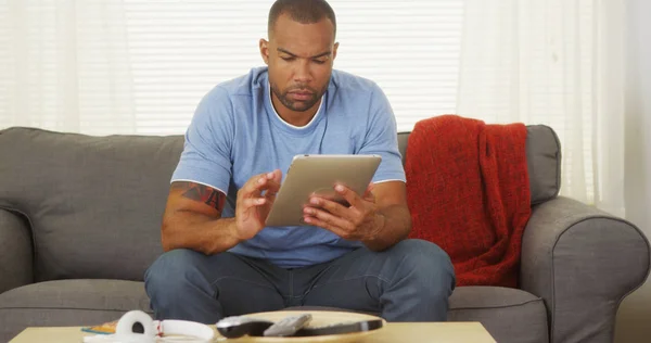 Hombre Negro Sentado Sofá Usando Tableta — Foto de Stock