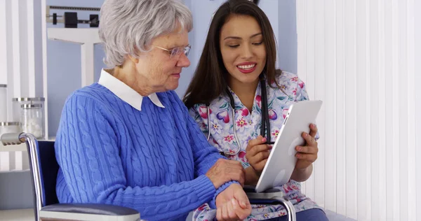 Mexican Caregiver Sharing Tablet Elderly Patient — Stock Photo, Image