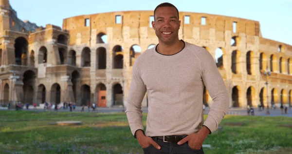 Orgulhoso Jovem Negro Macho Perto Coliseu Roma Posa Corajosamente — Fotografia de Stock