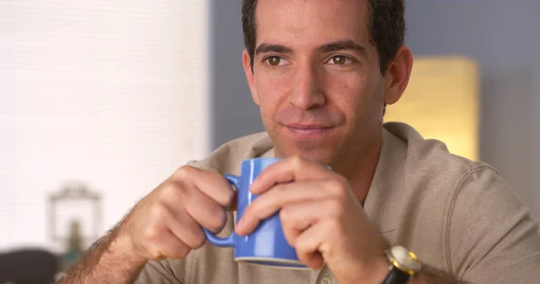 Uomo Che Rilassa Casa Con Una Tazza Caffè — Foto Stock