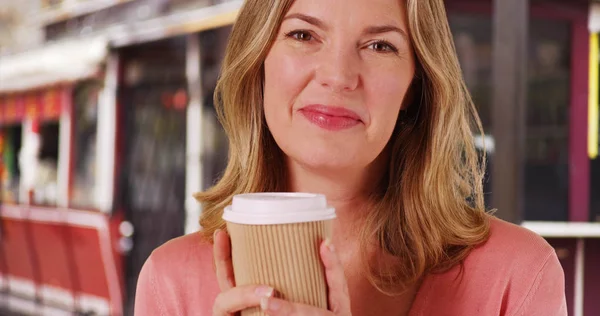 Kobieta Mówi Kamery Picia Kawy Lub Herbaty Zewnątrz Ciągu Dnia — Zdjęcie stockowe