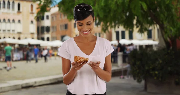 Hungriga Leende Svart Kvinna Venedig Italien Åtnjuter Bit Pizza — Stockfoto