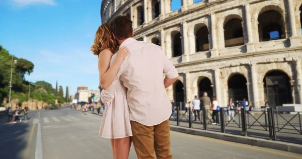 Mladý Manželský Pár Mimo Koloseum Římě Objímání — Stock fotografie