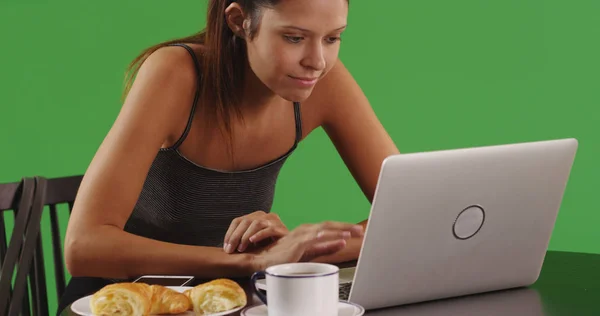 Hübsche Junge Frau Mit Laptop Computer Beim Frühstück Auf Grünem — Stockfoto