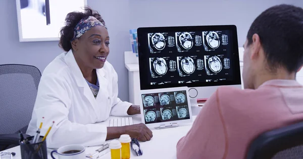 Gammal Svart Läkare Förklara Biverkningar Hjärnskakning Till Ung Manlig Patient — Stockfoto