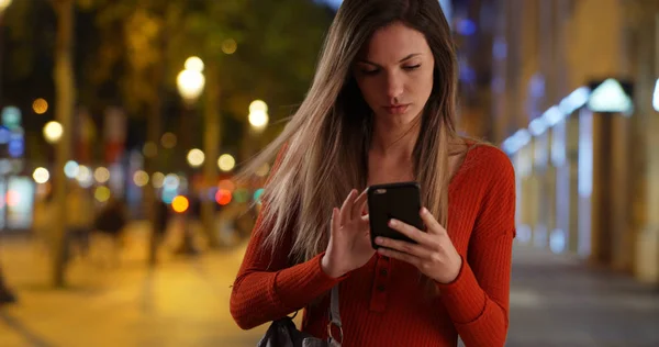 Jovencita Sacando Smartphone Bolsa Para Responder Texto Sobre Los Campos — Foto de Stock