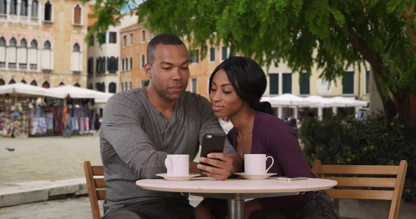 Black Couple Cafe Examine Photos Smartphone While Vacationing Venice — 图库照片