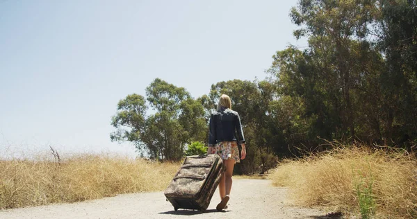 Hipster Joven Mujer Blanca Viajando Con Maleta — Foto de Stock