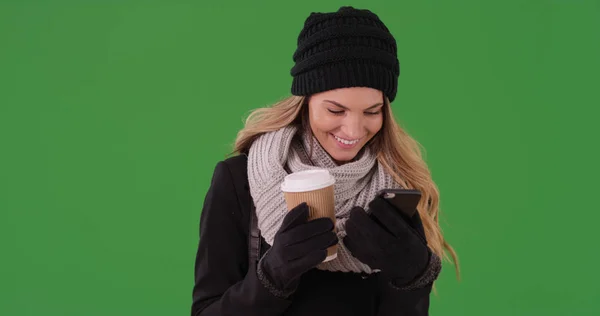 Mujer Sonriente Ropa Invierno Con Mensajes Texto Café Teléfono Pantalla — Foto de Stock