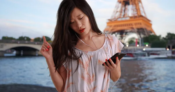 Joyful Millennial Escucha Música Con Smartphone París Francia — Foto de Stock