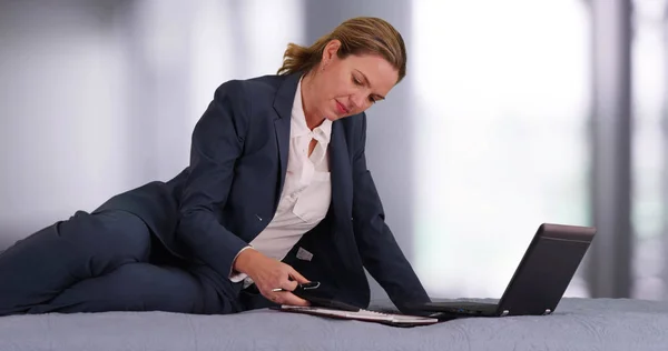 Dolgozik Laptop Smartphone Belső Rész Hálószoba Öltöny — Stock Fotó