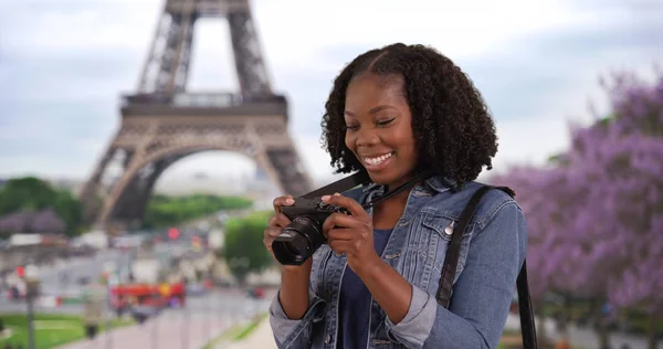 Söt Svart Kvinna Tar Bild Paris Eiffeltornet Bakgrunden — Stockfoto