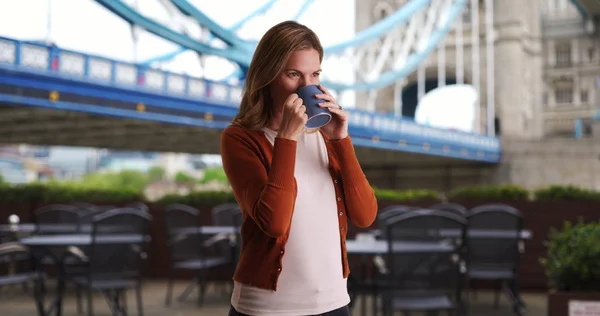 Lässiges Porträt Einer Frau Aus London Die Kaffee Trinkt — Stockfoto