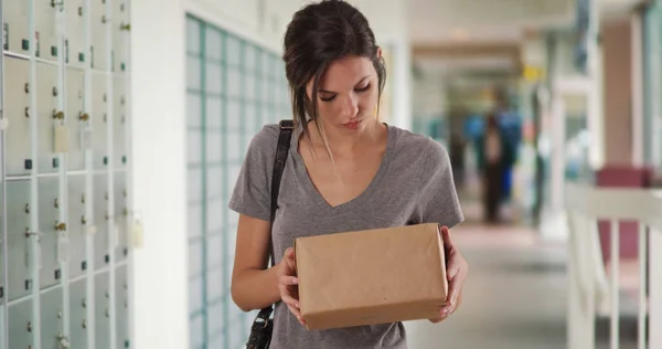 Caucasienne Fille Vérifier Paquet Avant Diriger Vers Bureau Poste Dans — Photo