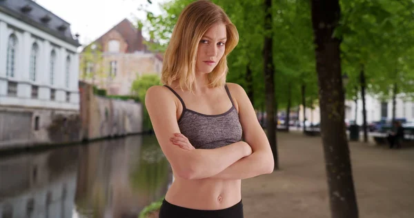 Sportos Egészséges Kaukázusi Bruges Mosolyogva Kamera Magabiztos — Stock Fotó
