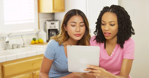 Asya Afrika Kökenli Amerikalı Arkadaşlar Mutfakta Tablet Bilgisayar Kullanarak — Stok fotoğraf
