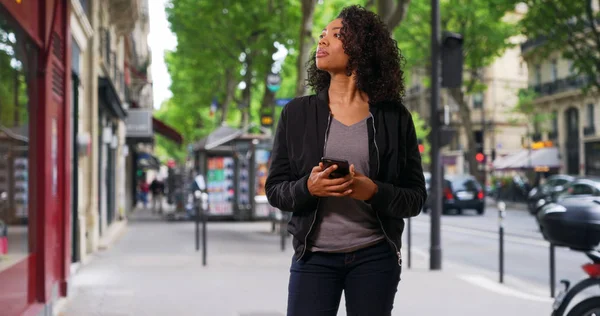 Jolie Femme Noire Debout Sur Rue Urbaine Utilisant Téléphone Portable — Photo