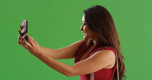 魅力的なラティーナ女性 Selfie 緑色の画面に携帯電話を使用して — ストック写真