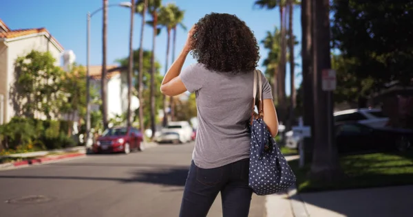 Konut Caddesi Üzerinde Karışık Afro Amerikan Erkek Arka Atış — Stok fotoğraf