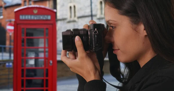 Μερική Άποψη Του Hipster Λήψη Φωτογραφιών Αγγλία Δρόμο Κόκκινο Τηλεφωνικό — Φωτογραφία Αρχείου