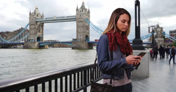 Londres Mulher Mensagens Texto Com Telefone Celular Livre — Fotografia de Stock